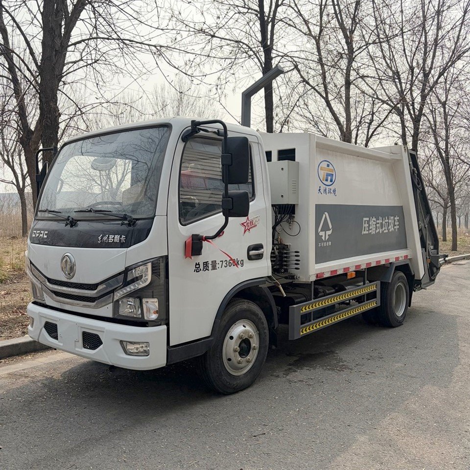 Camion de gunoi cu compresie de salubritate